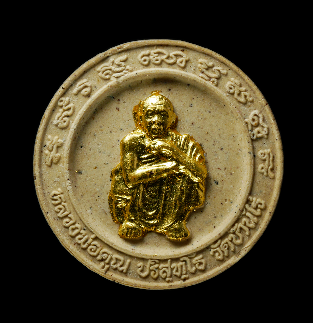 30Jul2025 (462)p.jpg - พระผงหมูทอง หลวงพ่อคูณ ปริสุทโธ วัดบ้านไร่ จ.นครราชสีมา รุ่นคูณทอง หมูทอง ปิดทองหน้าหลัง ฝังตะกรุดสาริกา ปี2538 เนื้อผงพุทธคุณ ผงว่าน พระเก่าสวย มวลสา [..] | https://kamulet.in.th